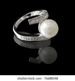Ring With Pearl And Diamonds