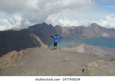 Rinjani mountain climbing with views of the lake Segara anak