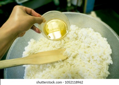 rinse the rice vinegar to the sushi rice and mix it for make sushi rice