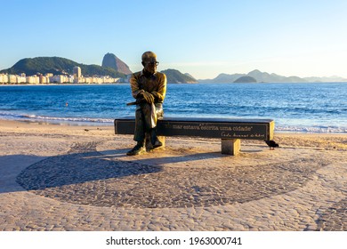 Rio de Janeiro, Brasilien - 8. Januar 2014: Statue des Dichters Carlos Drummond de Andrade am Strand von Copacabana in Rio de Janeiro, Brasilien.