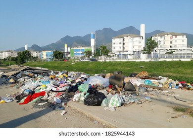 Rio de Janeiro, Brazil, September 30, 2020.
Trash on the sidewalk of Avenida do Canal do Anil, west of the city of Rio de Janeiro.
