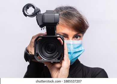 Rio De Janeiro, RJ - Brasil - 12-10-2020 - Videographer Woman Wearing Pandemic Protection Mask With Film Camera And Selective Focus On Lens