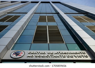 Rio De Janerio, Brazil - April 13, 2020: Look Up At Modern Contemporary Architecture Of The Visa Request Center With Reflection Of The Sky And United States Emblem. TRANSLATION: 'VISA REQUEST CENTER'