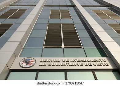 Rio De Janerio, Brazil - April 13, 2020: Geometric Modern Contemporary Architecture Of The Visa Request Center With Reflection Of The Sky And United States Emblem. TRANSLATION: 'VISA REQUEST CENTER'