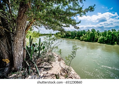 Rio Grander Dividing Border Between Usa And Mexico