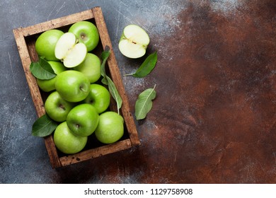 木の箱に熟した緑のリンゴ。テキスト用のスペースを含む平面図