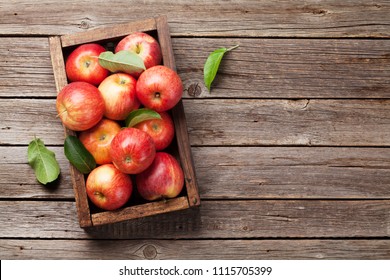 Zralé červené jablka v dřevěné krabici. Pohled shora s prostorem pro váš text