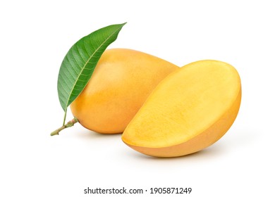 Mango amarillo maduro con cortado en mitad y hoja verde aislado en fondo blanco.