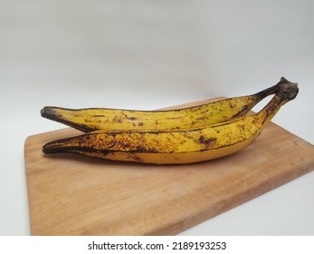 Ripe Yellow Plantain On White Background Foto