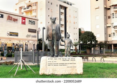 Rishon Lezion, Israel - September 9, 2022. Monument To David Ben-Gurion Israeli Politician And Statesman In Rishon Lezion. The Politician Is Depicted Walking By The Hand With A Child