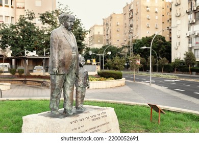 Rishon Lezion, Israel - September 9, 2022. Monument To David Ben-Gurion Israeli Politician And Statesman In Rishon Lezion. The Politician Is Depicted Walking By The Hand With A Child