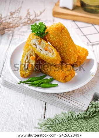 Risoles, or commonly called risol, are pastries filled with meat, usually minced meat, and vegetables wrapped in an omelette, and fried after being coated with breadcrumbs and beaten chicken egg.
​