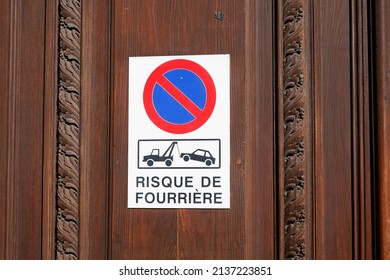 risque de fourriere sign evacuation french text means risk car impound front of personal home entrance door garage