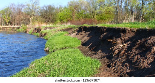 La erosión de la orilla del río ocurre a menudo a lo largo de curvas más leves como esta en el río Kishwaukee en el norte de Illinois