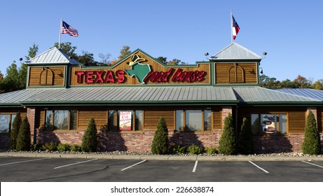 RIVER FALLS, WISCONSIN - OCTOBER 27,2014: Exterior Of A Texas Roadhouse Restaurant. Texas Roadhouse Was Founded In 1993 In Clarksville,Indiana.