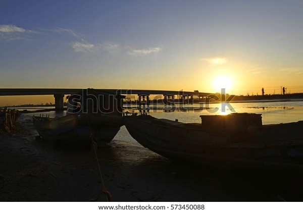 The river fishing boat\
in the evening 