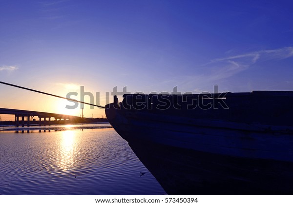 The river fishing boat\
in the evening 