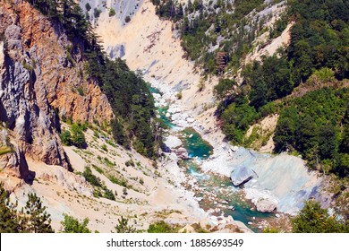 the river flows between the mountains