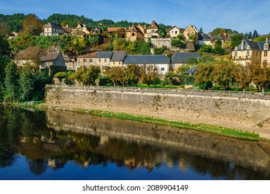 River Vézère, Passing Through Montignac. France October 2021