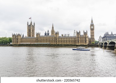 River Thames and Palace of Westminster (known as Houses of Parliament). Palace of Westminster located on Middlesex bank of River Thames in City of Westminster, London. - Shutterstock ID 220365742