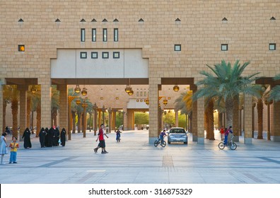 Riyadh, Saudi Arabia - November 7 2007: People In The Main Square Of Al Bathaa District