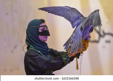 Riyadh, Saudi Arabia – October 11th 2019: Falconer Arabic Woman With Her Falcon, Used For Falconry, A Favorite Arab Sport. Saudi Falcons And Hunting Exhibition In Riyadh Season, Saudi Arabia