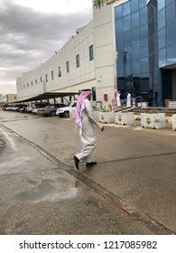 Riyadh, Saudi Arabia- October, 28 2018: Saudi Man Wearing The Traditional Clothes Walking Past The Ministry Of Labor In The Capital