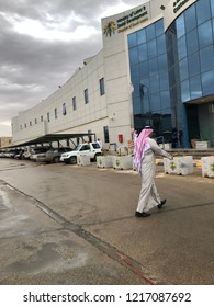 Riyadh, Saudi Arabia- October, 28 2018: Saudi Man Wearing The Traditional Clothes Walking Past The Ministry Of Labor In The Capital