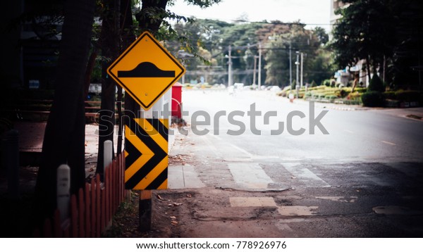 The road bump yellow\
sign