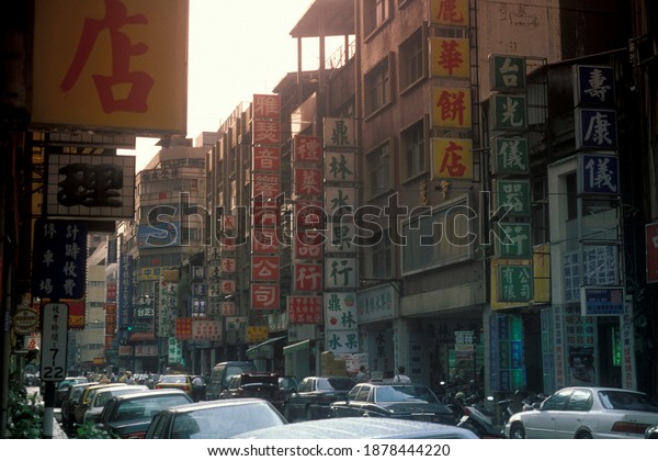 a road in the city centre of\
Taipei in Taiwan of East Aasia.   Taiwan, Taipei, May, 2001\
