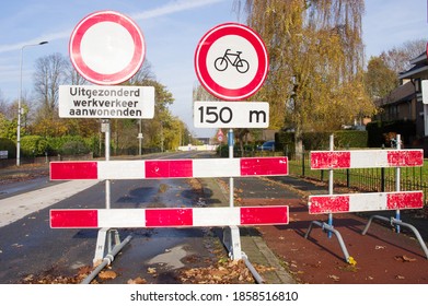Road closed with barriers and sign for cyclists for roadworks. Translation: Except, work traffic, residents