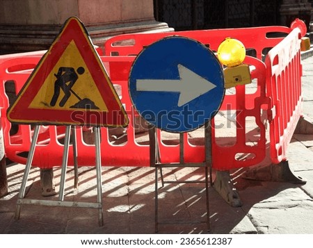 road construction site and the signs with the big arrow and the yellow flashing light