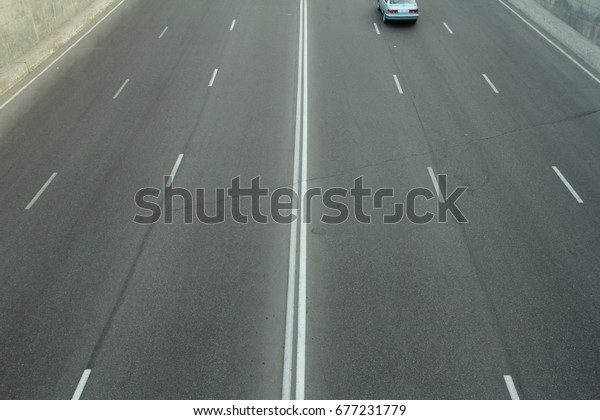 road  dividing line\
car