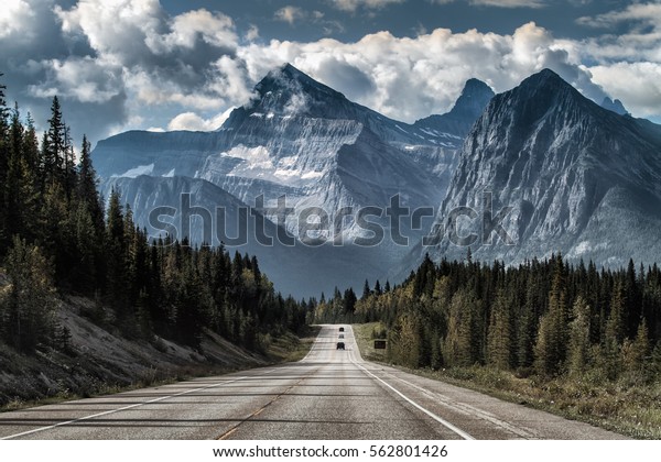 通往大山的道路库存照片 立即编辑