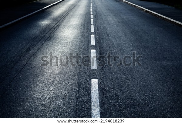 Road leading to the horizon. There is a\
dividing line in the middle of the\
road.