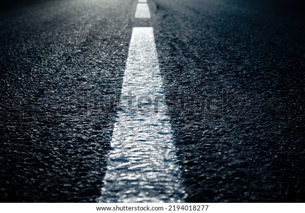 Road leading to the horizon. There is a\
dividing line in the middle of the\
road.