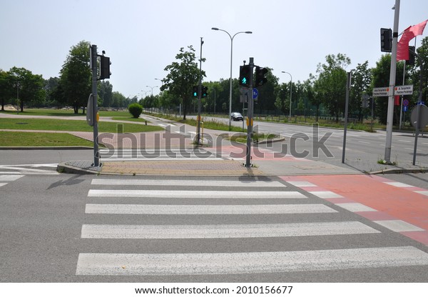 Road\
lights and pedestrian crossing road lanes in\
city
