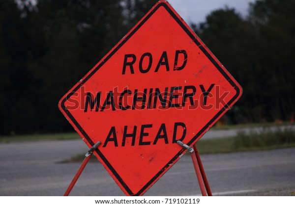 ROAD MACHINERY AHEAD
SIGN
