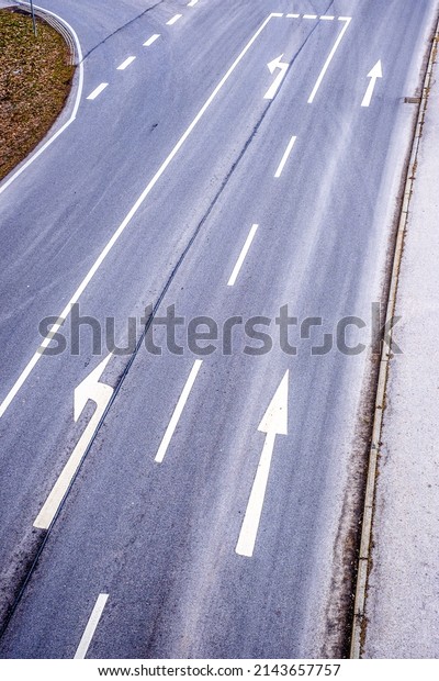 road marking at a street -\
photo