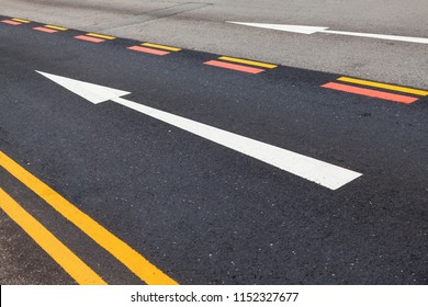 85,258 Road marking arrow Images, Stock Photos & Vectors | Shutterstock