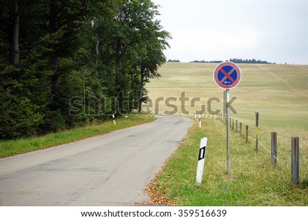 Verkehrsschild kennzeichnet Durchfahrtsverbot an Feldweg