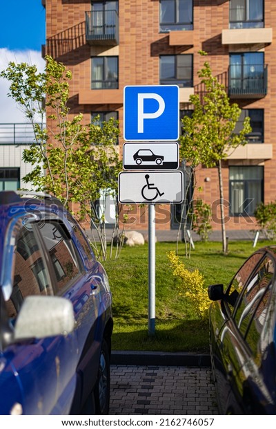 road sign allowing parking for disabled drivers.\
High quality photo