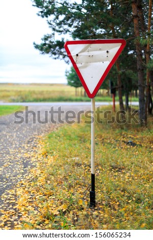 Similar – Verkehrsschild kennzeichnet Durchfahrtsverbot an Feldweg