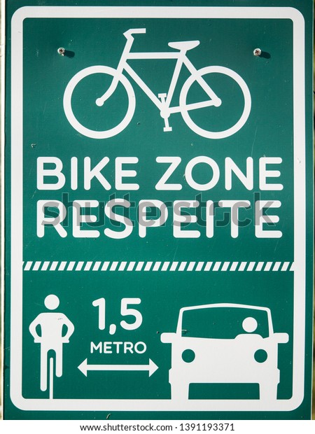 Road sign to cars about respect and\
keep the distance from a bicycles. In portugues,\
Brazil.