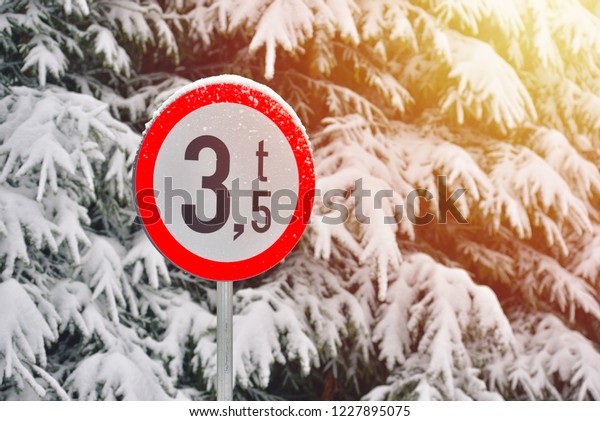 Road sign: restriction for cars with weight\
more than 3,5t. Winter\
environment