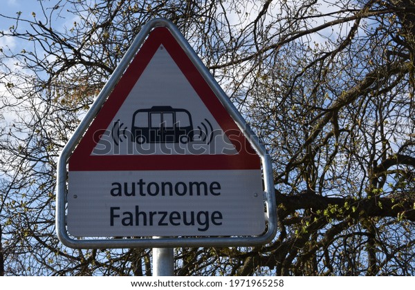 Road sign warning of autonomous vehicles
or self-driving vehicles in German
language.