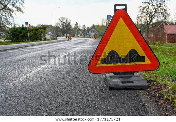 road sign with warning of\
bumpy road