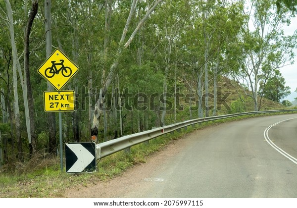 Road sign warning for vehicles to\
watch out for bicycle riders going down the mountain\
range