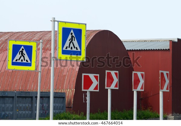 Road signs help\
to comply with traffic\
rules.