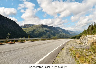 Straße durch das Tal in Norwegen